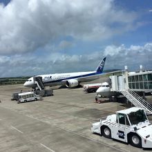 搭乗前の 夏空と機材です。