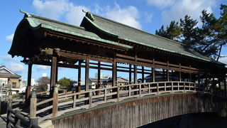 屋根の付いた古風な橋