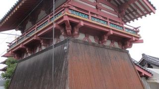 亀井堂の横です