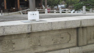 六時堂の前です