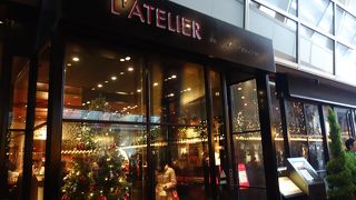 気軽に立ち寄れるロブションのオープンキッチンレストラン