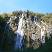 青い湖と白い滝、緑の木々を満喫