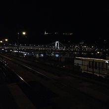 トラム待ちの風景。夜は暗いところも走ります。