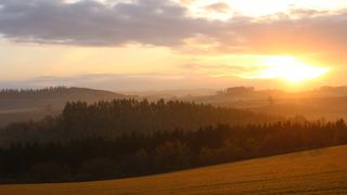尾根にあるので、朝日を見るにも夕日を見るにもよい場所です。