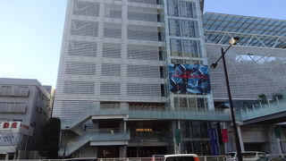 デパ地下はとっても活気があった。