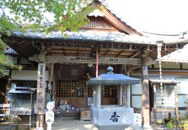 満濃池の畔に建つこじんまりしたお寺