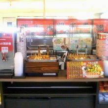 台北バスステーションのコンビニ。全面におでんがありました。