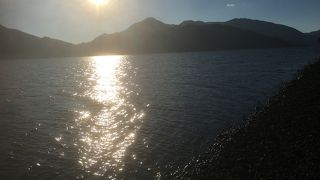 透明な大きな日光の湖