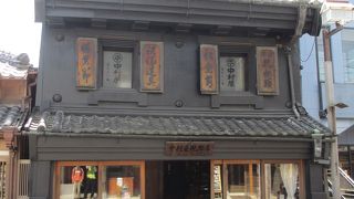 観音開きの建物です