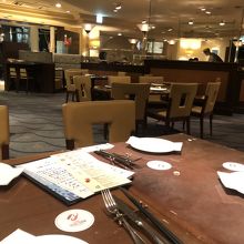 セットされたテーブル席に着きましたら