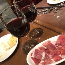 生ハムと赤ワイン