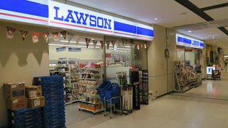 JAL国内線到着口を出てすぐ左！