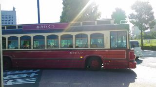 レトロな赤いバスです