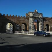 サン・ジョバンニ門とアジナリア門