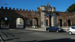 サン・ジョバンニ門とアジナリア門