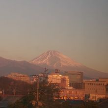 ホテルの窓から朝の富士
