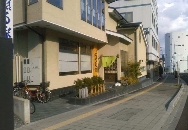 ランチは小鉢にちょこちょこ盛られてくる感じで、品数が多く、女性には喜ばれると思います。