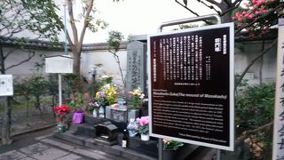 オフィス街の一角にある将門塚