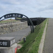 駐車場側からの入口の様子