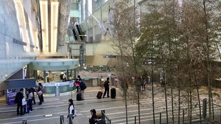 お土産を買うにももってこい。地下には空港行きのMTRが