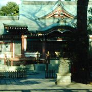 吉祥寺駅北口の繁華街を抜けた場所にある神社です。