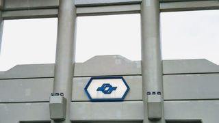 なかなか斬新な駅舎です。