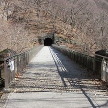 明治時代の遺構の橋やトンネルを歩くことが出来ます