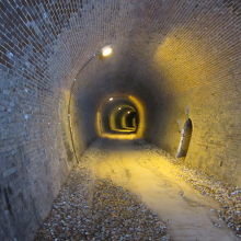 5号トンネル（全長244m）内はかつての待避所跡もあります