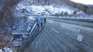 あまり観光整備されていませんが、それでも展望駐車場（チェーン脱着場）や提体からの景色は美しいです