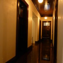 重厚な廊下です．