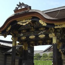 修復されて美しくなった唐門。