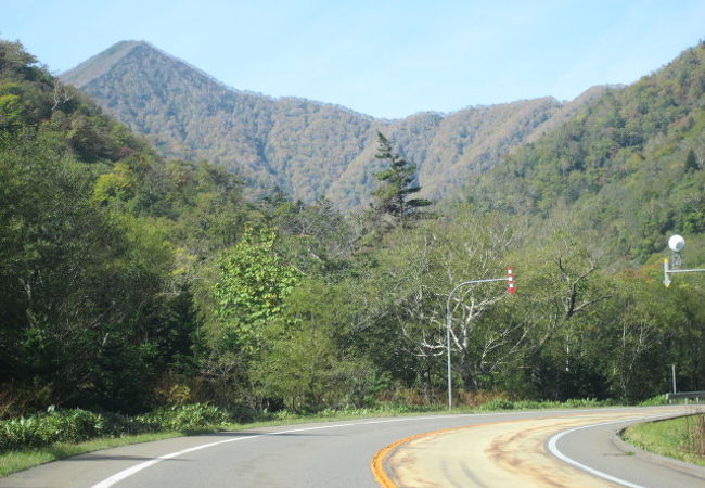 北海道を代表する長距離トンネルが山側にも海側にもあります