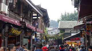 古い町並みと面白いお店が並んでいます