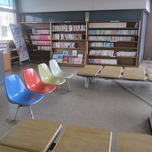 待合室内に佇んでいると、今にも鉄道がやってきそうな錯覚…