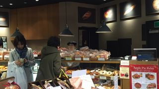 軽井沢のパンを駅のコンコースでお手軽に。