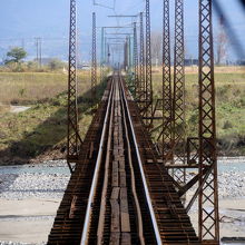 常願寺川を渡る