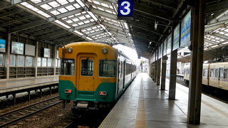 ゆっくりと行くにはこの列車が一番　上市駅が面白い