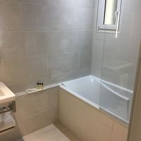 大きく広いバスルーム