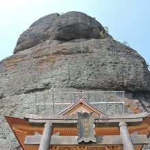 岩の下にある神社（地震後再興されている）