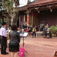 敷地内でジャズを楽しむ