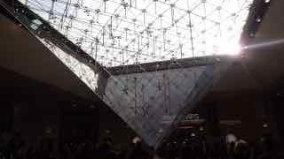 ルーブル美術館にあるピラミッド