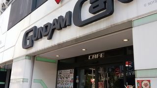 秋葉原駅前のガンダムカフェ