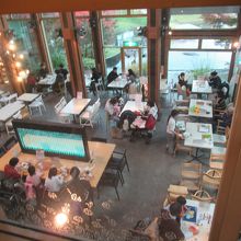 京野菜中心のカフェは庭園入口の2階から見下ろせます