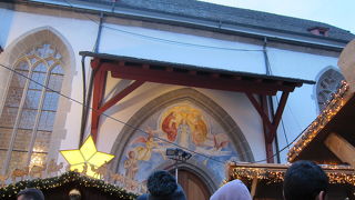 教会前の広場がクリスマスマーケット会場