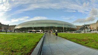 宇宙船が広場に降りたようなストラスブール駅