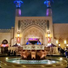 夜の「マジックランプシアター」は異国情緒があり素敵です。