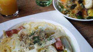 ランチはサラダバーがありお得