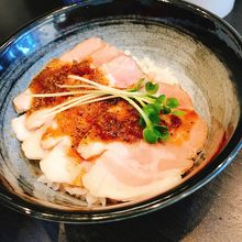 レアチャーシュー丼ハーフ
