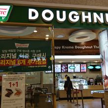 店内のドーナツ店