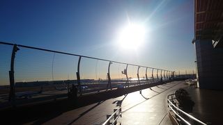 羽田空港に中に外に出れて、空港の滑走路の景色が眺められるスポット有り。